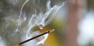 Der süß-erdig duftende Rauch von Sandelholz hat eine beruhigende und reinigende Wirkung.
