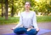 Meditation gehört zu den weltweit erprobten und auch anerkannten Methoden der Selbstheilung. Diese junge Frau sitzt im halben Lotus-Sitz.